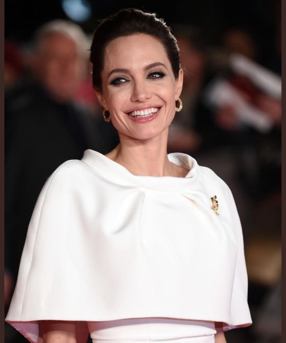 <p>Gi&agrave; in giovane et&agrave; Angelina Jolie era ricorsa alla chirurgia per ottenere un naso meno largo, assottigliandolo senza alterarlo. Successivamente, grazie ad un lifting completo del volto, anche il suo viso &egrave; diventato pi&ugrave; &ldquo;affilato&rdquo;, facendo emergere un profilo delicato e affusolato. Inutile dire che i nuovi lineamenti le donano particolarmente!</p>
