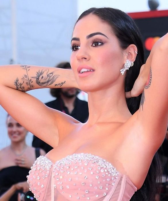 <p>Non si fa che parlare di lei, la giovanissima influencer ex corteggiatrice di Uomini e Donne. Oggi sui social appare diversa, dimagrita, con un fisico molto tonico e anche qualche ritocchino. Lei stessa ha dichiarato di essersi sottoposta a una mastoplastica additiva e di aver fatto qualche piccola puntura alle labbra. E gli zigomi? Rimangono un mistero. Non ne aveva davvero bisogno, ma oggi si sente meglio con s&eacute; stessa, senza aver sacrificato la sua naturalezza.</p>
