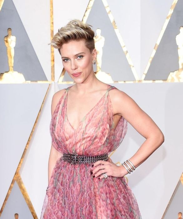 <p>Naso rifatto anche per Scarlett! Pi&ugrave; sottile ai lati, meno a patata e sollevato di qualche millimetro: grazie all&rsquo;aiuto della chirurgia estetica la bellissima attrice &egrave; riuscita ad ottenere un volto meno fanciullesco senza esagerare, con un effetto super naturale!</p>
