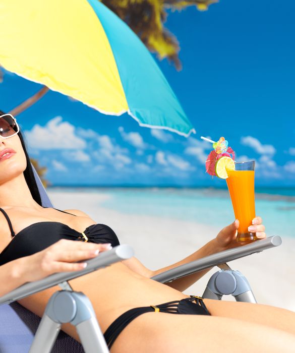 Bere molta acqua fa bene sempre, ma quando fa tanto caldo diventa una necessità.
Quando ci si espone al sole bisogna idratarsi continuamente bevendo molta acqua o succhi di frutta poco zuccherati. Un centrifugato di carote, per esempio, ricco di betacarotene, aiuta la pelle a mantenersi idratata e ad abbronzarsi meglio.