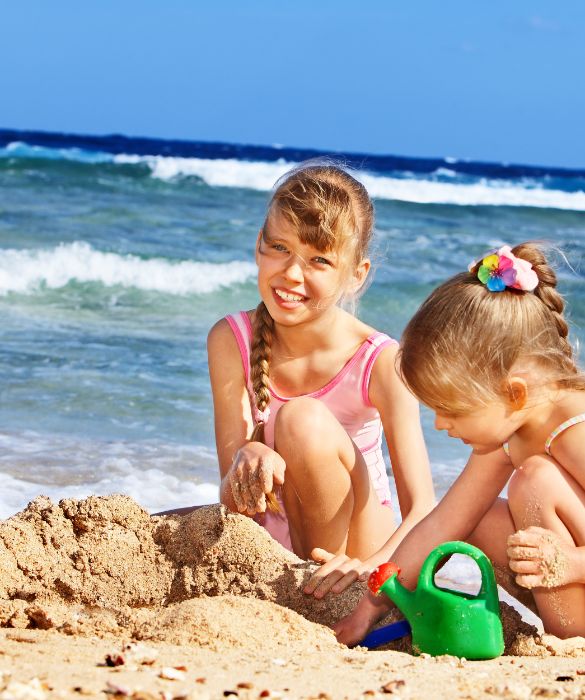 Nel borsone del mare non possono mai mancare secchiello e paletta, i migliori amici dei bambini in spiaggia.
Costruire insieme un castello o scavare una buca profonda sono attività divertenti per trascorrere una giornata serena in famiglia. 