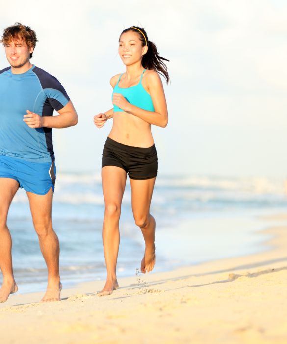 Praticare un'attività sportiva in spiaggia fa molto bene. Anche i dermatologi consigliano di nuotare, giocare a beach volley, correre o camminare piuttosto che esporsi al sole su un lettino per tante ore.
