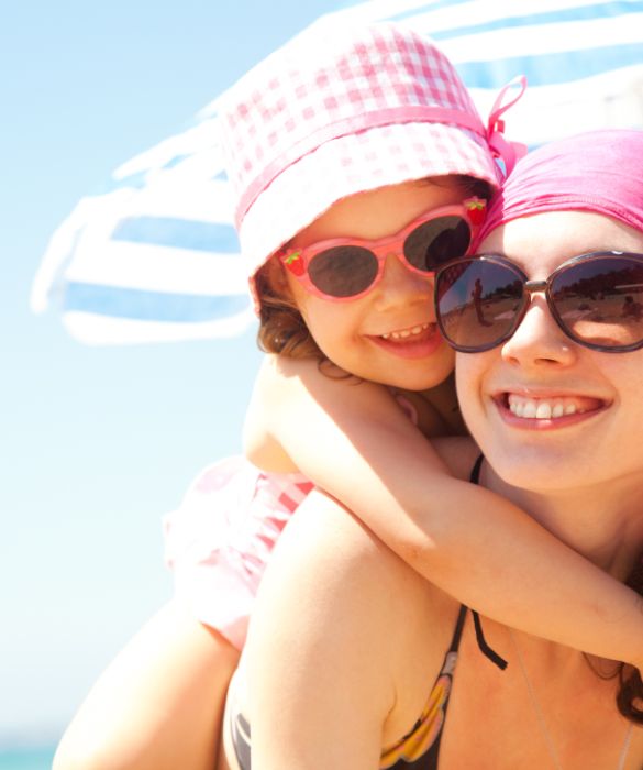 I bambini non dovrebbero trascorrere al mare le ore più calde.
Prima dell'esposizione al sole è sempre bene proteggerli con una crema ad alta protezione e resistente all'acqua e coprire loro la testa con un cappellino o una bandana.
