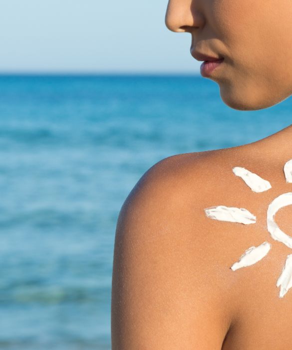 <p>Prima di esporsi ai raggi del sole bisogna sempre proteggere la pelle con una crema solare. Meglio iniziare con un fattore di protezione molto alto nei primi giorni per poi passare ad uno pi&ugrave; basso quando la pelle avr&agrave; preso un po' di colore. Per i bambini bisogna scegliere una crema con protezione totale e resistente all'acqua, da applicare pi&ugrave; volte durante la giornata. A fine giornata, dopo la doccia, &egrave; sempre bene utilizzare un dopo sole.</p>
