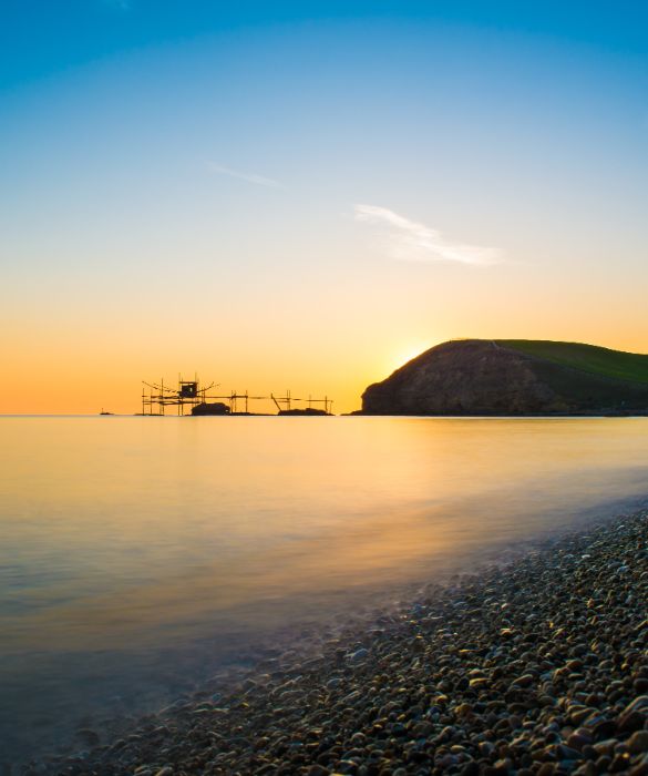 <p>I turisti solitamente si fermano a quella di Vasto, ma nel litorale nord c&rsquo;&egrave; una riserva naturale con delle spiagge spettacolari. Natura incontaminata, dune e rocce che fanno da sfondo ad acque blu e fondali trasparenti e sabbia fine e dorata. Punta Aderci pu&ograve; essere comodamente raggiunta in auto e l&rsquo;accesso &egrave; gratuito.</p>
