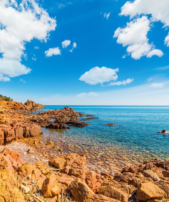 <p>Circondata da accesi scogli rossi, la Spiaggia di Su Sirboni, nonostante sia poco nota, rappresenta un vero gioiellino. Impossibile non rimanere colpiti dalla trasparenza dell&rsquo;acqua e dal suo colore azzurro che cambia grazie ai giochi di luce creati dal sole riflesso sul fondale. Ah, non dimentichiamo il verde della vegetazione che contorna la spiaggia: un ulteriore cromatismo che contribuisce a rendere questo paesaggio unico.</p>
