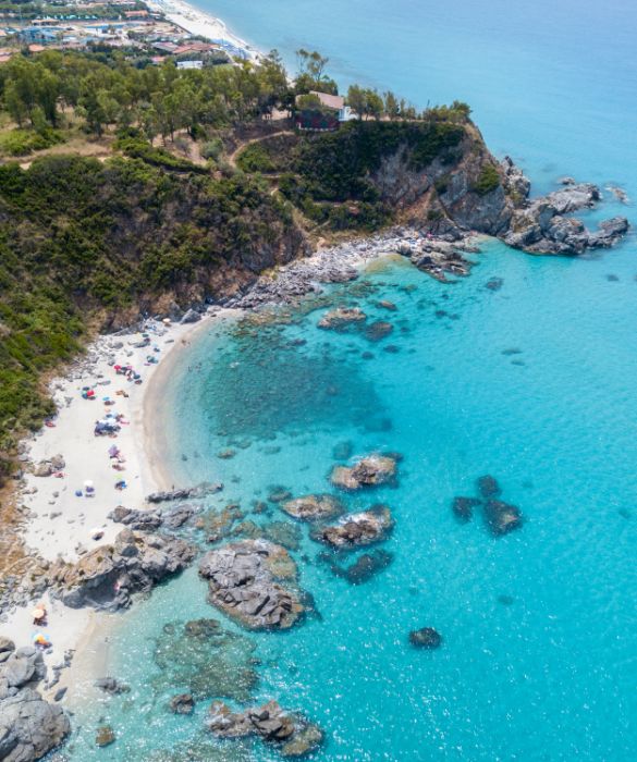 <p>Un luogo sperduto, spiaggia paradisiaca e fondali marini di rara bellezza, il tipo di paesaggio che magari cerchiamo dall&rsquo;altra parte del mondo, lontano dall&rsquo;Italia. Leggende narrano che gli Dei si tuffassero in queste splendide acque per recuperare le loro energie e inebriare mente e spirito.</p>
