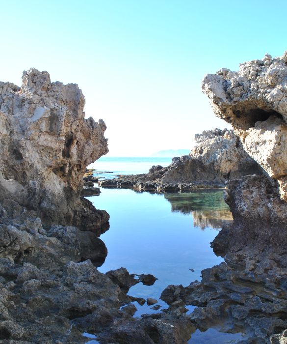 <p>Una piscina naturale, colma di acqua marina tiepida: la Piscina di Venere, ai piedi dell&rsquo;estremit&agrave; del lungo Promontorio di Capo Milazzo. Per raggiungerla, baster&agrave; avventurarsi tra fichi d&rsquo;india, ulivi e scenari mozzafiato. E non dimenticate di godervi i tramonti multicolore sulle Isole Eolie! Arancione, rosa, rosso e addirittura viola: il cielo si tinge ogni giorno di un colore diverso, che poi sparge intorno a s&eacute;.</p>
