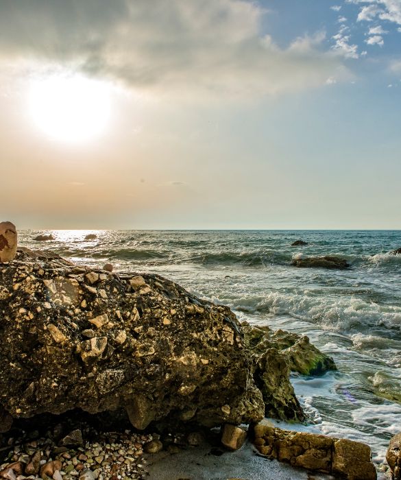 <p>Cos&igrave; chiamata per le rocce scure dei suoi fondali e per gli scogli che la circondano, quella dei Sassi Neri, situata a Sirolo (AN), &egrave; una delle spiagge pi&ugrave; caratteristiche della costa delle Marche. Ideale per chiunque desideri una vacanza rigenerante all&rsquo;insegna della quiete e del relax, tra natura incontaminata e blu delle acque.</p>
