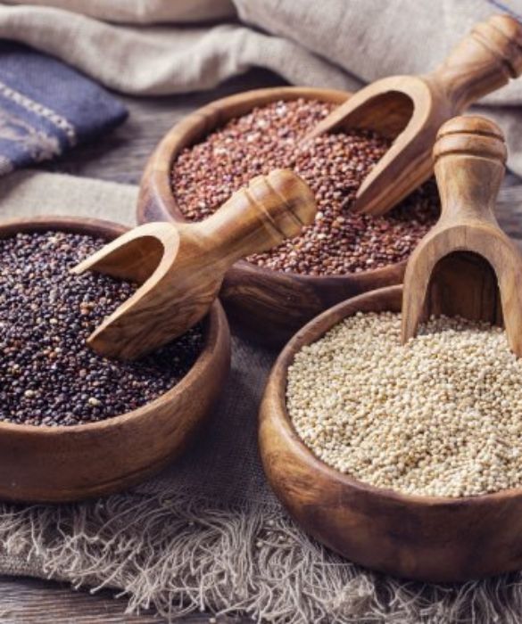 Questo alimento gluten-free è un ottimo Superfood utilizzato molto anche in diete vegetariane poichè fornisce proteine di origine vegetale. I semi di quinoa sono considerati supernutrienti grazie alla loro di ricchezza di amminoacidi, calcio e antiossidanti. Perchè non provarli al posto dei soliti cereali?
