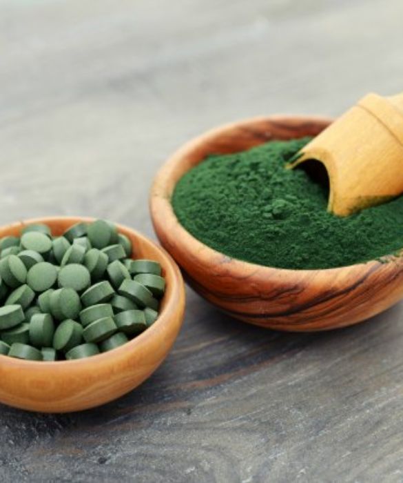 Quest'alga che trova origine nel laghi del Messico ed in Cina è da considerarsi un Superfood molto completo poiché contiene vitamine, sali minerali, omega3 e omega 6. Per il nostro organismo è utile dato che è in grado di contrastare i radicali liberi grazie all'elevato contenuto di sostanze antiossidanti e può essere utilizzata per coloro che soffrono di diabete.
