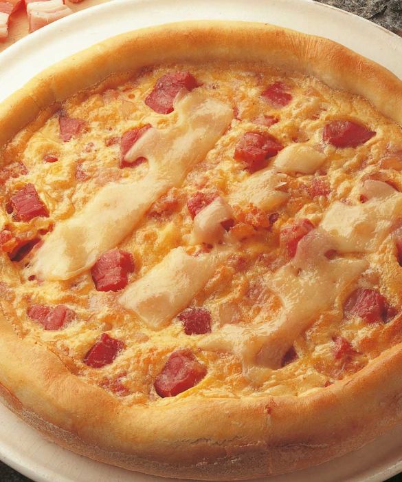 La quiche Lorraine, originaria della regione francese nord-orientale della Lorena, è sicuramente la variante più famosa di torta salata alla francese. Gli ingredienti per preparare la ricetta tradizionale sono pochi e semplici: bastano pasta brisée, uova, panna e pancetta.