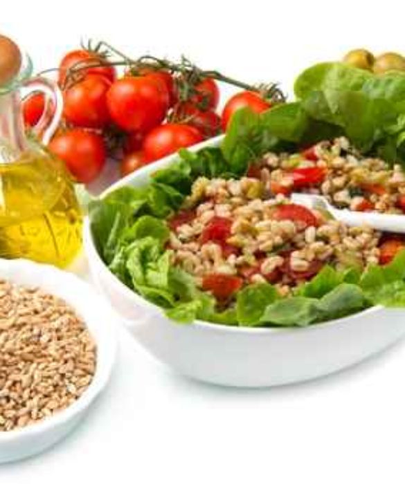 Povero di grassi, ricco di fibre, vitamine e sali minerali, il farro si può consumare anche freddo in insalata, accompagnato con verdure di stagione.
Condita con un filo d'olio extravergine d’oliva e qualche foglia di basilico, l'insalata di farro riempie senza appesantire, per un pranzo o una cena all'insegna della corretta alimentazione.