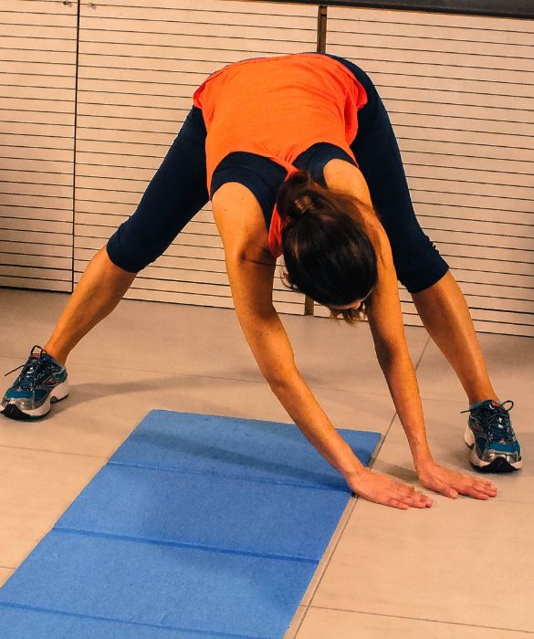 <p>&Egrave; importante nello stretching mantenere le posizioni per alcuni secondi concentrandosi sulla respirazione. In questo esercizio in particolare allunghiamo le gambe e la schiena mantenedo la posizione per una ventina di secondi.</p>
