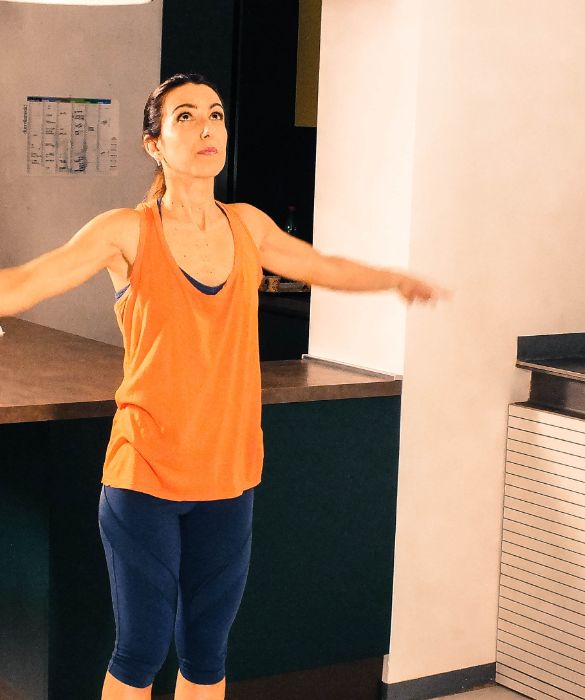 <p>Prima e dopo una sessione di allenamento &egrave; sempre bene preparare i muscoli e ossigenarli. Stando in piedi con le braccia aperte e distese, respiriamo a pieni polmoni inspirando ed espirando molto lentamente.</p>
