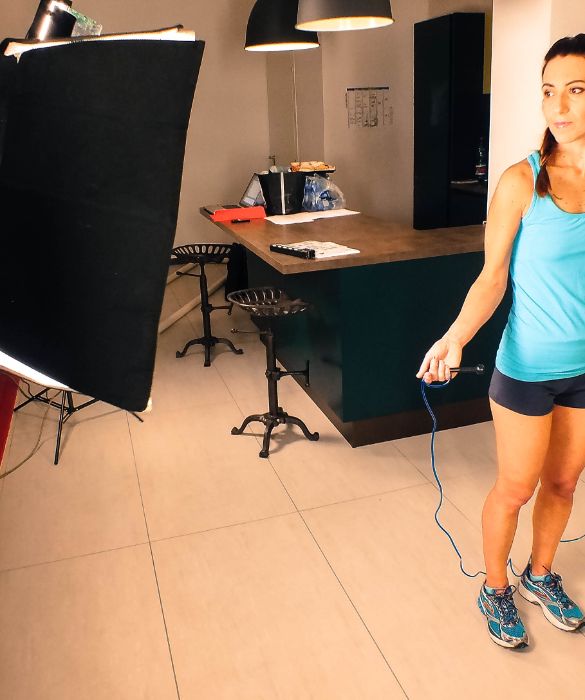 <p>Alterniamo la corsa sul posto con i "jumping jack", salti a piedi uniti e braccia lungo i fianchi e poi a gambe divaricate e braccia in alto. Possiamo anche utilizzare la corda aumentando pian piano l' intensit&agrave; dei salti e l'altezza delle ginocchia.Infine possiamo posizionare la corda a terra e saltare da una parte all'altra come fosse un ostacolo da superare.</p>
