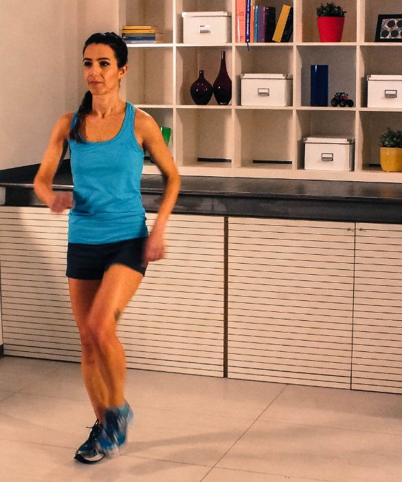 <p>Iniziamo ad allenarci riscaldando i muscoli. Possiamo camminare velocemente o correre sul posto. I pi&ugrave; allenati possono anche utilizzare la corda e saltare alla velocit&agrave; che preferiscono. L'obiettivo &egrave; iniziare gradualmente a far lavorare la muscolatura.</p>
