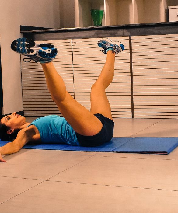 <p>L'esercizio a terra per gli adduttori non &egrave; semplice come sembra. Stando supine, con le gambe tese verso l'alto, questo tipo di allenamento &egrave; molto intenso ed efficace.</p>
