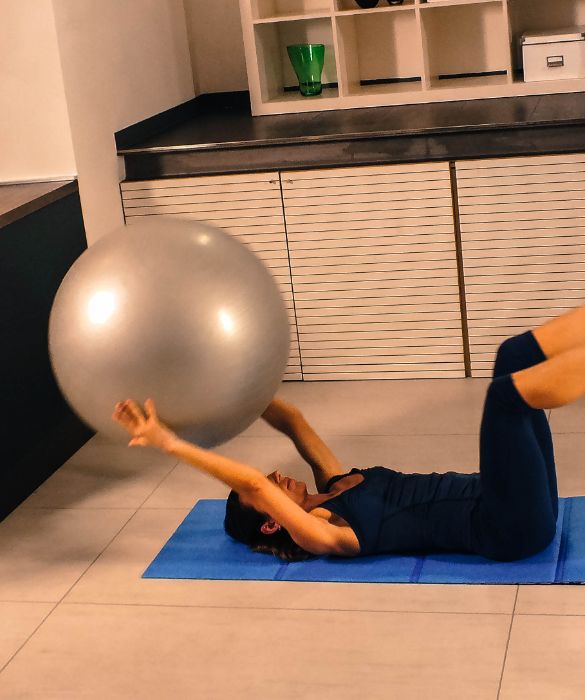 <p>In questo esercizio si possono utilizzare la fitball o i pesetti, l'importante &egrave; trasferire il peso dalle mani ai piedi e viceversa, contraendo gli addominali ogni volta che le spalle incontrano le ginocchia.</p>

