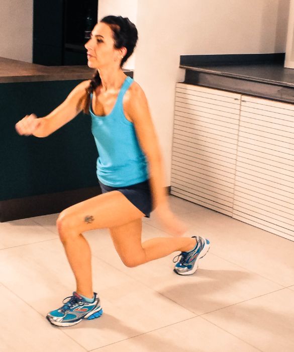 <p>Questo breve allenamento consiste in una rapida corsa sul posto intervallata da squat o affondi. Si tratta di un riscaldamento intenso adatto ai pi&ugrave; allenati, ma potete svolgerlo anche con un ritmo meno sostenuto pi&ugrave; adatto al vostro fisico o all'et&agrave;.</p>
