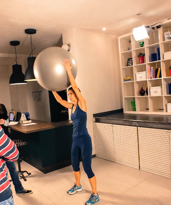 <p>Come abbiamo detto pi&ugrave; volte, possiamo rendere l'allenamento pi&ugrave; intenso ed efficace con l'utilizzo di qualche attrezzo. Possiamo per esempio saltare con la corda o allenare le braccia con la fitball.</p>
