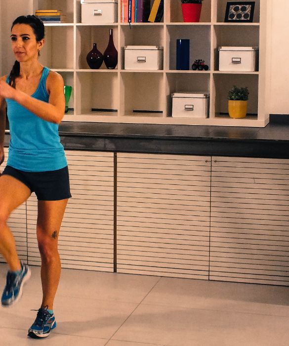 <p>Ogni allenamento deve essere preceduto da almeno cinque minuti di riscaldamento. I muscoli devono essere preparati a compiere degli sforzi e il nostro corpo deve carburare. Una camminata veloce sul posto &egrave; un ottimo inizio.</p>
