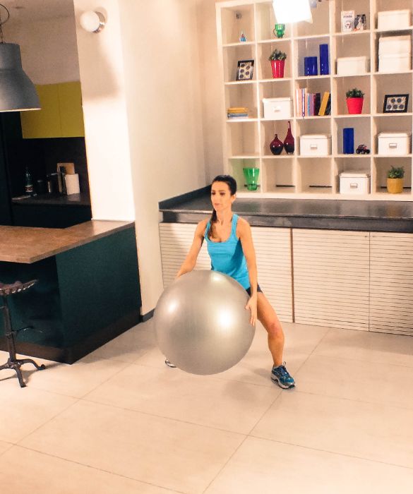 <p>La fitball pu&ograve; essere impiegata in molti esercizi di riscaldamento. Negli squat, per esempio, aiuta a mantenere una buona postura e a restare in equilibrio e questo &egrave; molto importante, perch&egrave; gli esercizi sono efficaci solo se svolti correttamente.</p>
