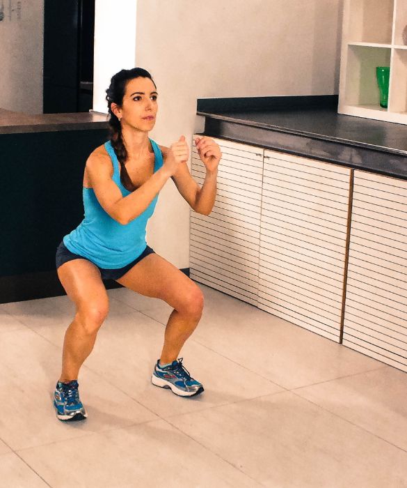 <p>Il termine inglese Squat vuol dire "accucciarsi" "accovacciarsi". Lo squat &egrave; un esercizio piuttosto intenso che coinvolge in particolare glutei e quadricipiti. Deve essere eseguito stando molto attenti alla posizione che si assume durante l'allenamento affinch&eacute; i muscoli interessati lavorino al meglio.</p>
