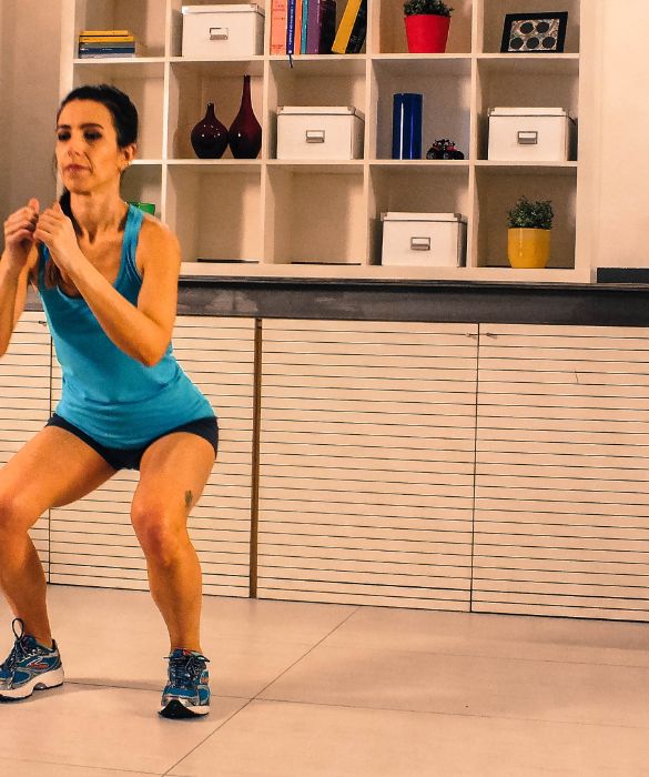 <p>Per eseguire correttamente lo squat senza farsi del male &egrave; necessario testare la propria mobilit&agrave; articolare a livello delle caviglie. Si esegue, quindi, uno squat classico senza pesi. Se al momento di massima flessione i talloni si sollevano dal suolo vuol dire che non possiamo continuare questo tipo di allenamento.</p>
