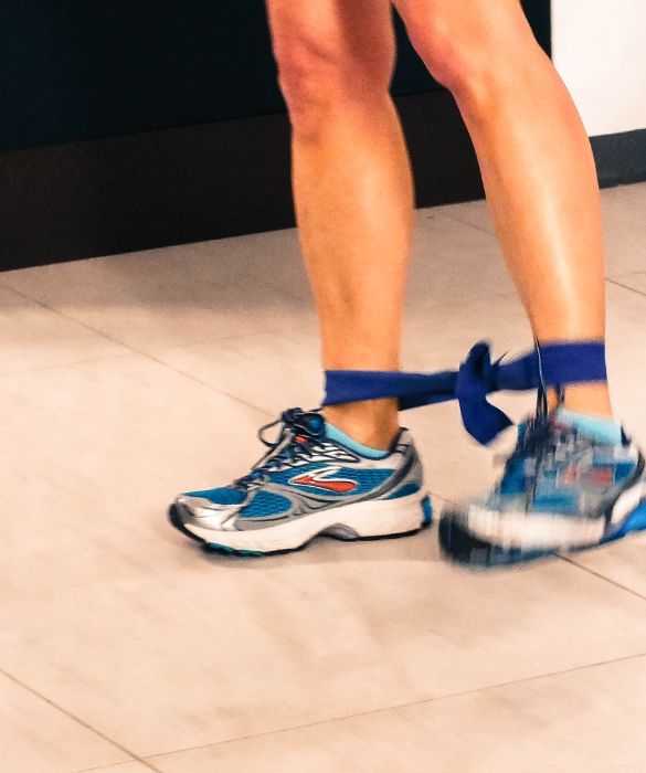 <p>Le fasce elastiche sono un ottimo strumento per rendere molto pi&ugrave; efficace qualunque tipo di allenamento. Nello squat vengono posizionate sulle caviglie in modo da intensificare la contrazione muscolare. Meglio utilizzarle se si &egrave; gi&agrave; abbastanza allenati.</p>
