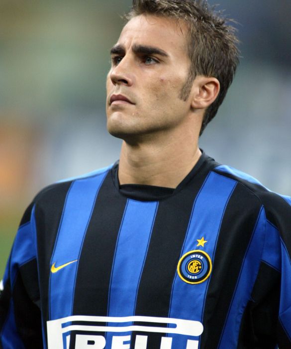 <p>Guardare le partite di calcio &egrave; sicuramente un hobby divertente, ma guardare i calciatori pu&ograve; esserlo molto di pi&ugrave;! E allora per la gioia di tutte le tifose di calcio abbiamo stilato una classifica dei 10 calciatori pi&ugrave; belli di sempre e alla 10&deg; posizione troviamo il nostro amato ex-capitano Fabio Cannavaro, un'icona sexy capace di mettervi KO.</p>

