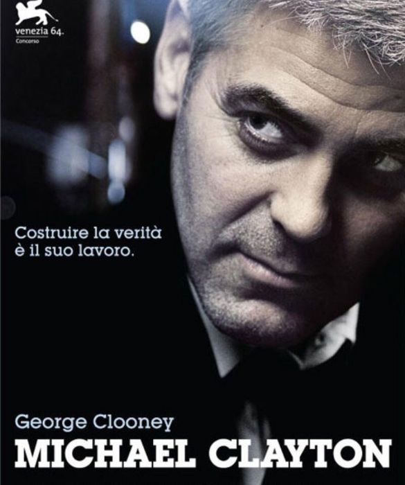 <p>Una delle interpretazioni migliori nella carriera di George Clooney, qui nel ruolo dell&rsquo;avvocato Michael Clayton: altra candidatura all&rsquo;Oscar, senza per&ograve; statuetta, che nel 2008 va a Daniel Day-Lewis.</p>
<p>&nbsp;</p>
