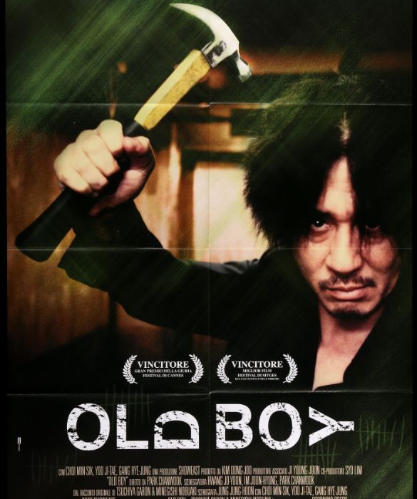 <p>Capolavoro firmato Park Chan-wook, Oldboy &egrave; una storia di vendetta (con finale a sorpresa) che ha come protagonista Dae-Su, un uomo rapito e tenuto segregato per 15 anni. Un film che, per sua stessa ammissione, Quentin Tarantino avrebbe voluto fare.</p>
