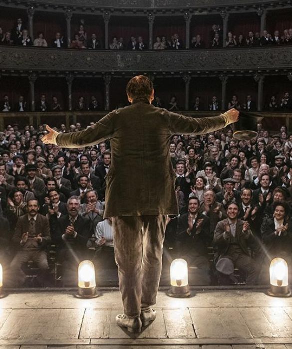 <p>Le avventure in scena e le disavventure fuori scena dell&rsquo;attore e commediografo Eduardo Scarpetta (padre tra gli altri di Eduardo De Filippo), all&rsquo;apice del successo nella Napoli di inizio Novecento, interpretato da Toni Servillo in questo biopic diretto da Mario Martone.</p>
