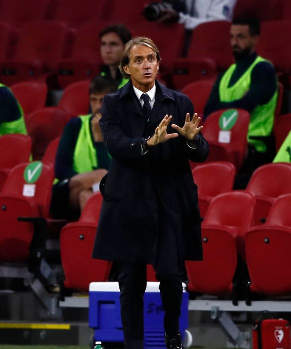 <p>Mancini porta benissimo camicie e completi sartoriali, ma anche con il cappotto... mica male.&nbsp;</p>
