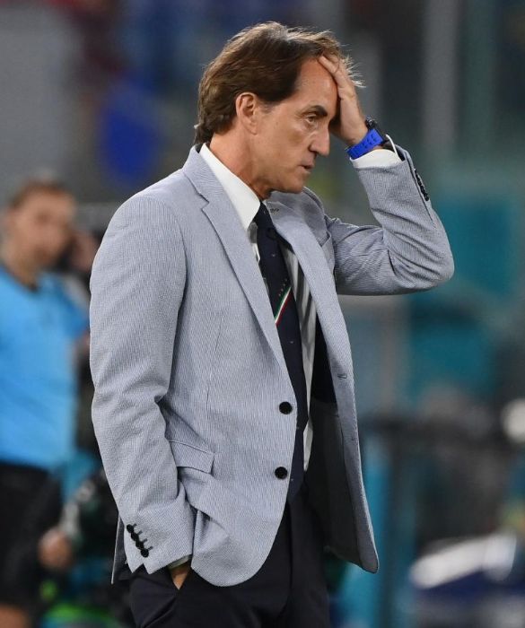 <p>Roberto Mancini in una posa &agrave; la Vittorio Sgarbi, ma con tutt'altro effetto.&nbsp;</p>
