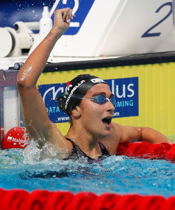 <p>La nuotatrice <strong>Simona Quadarella</strong> (22 anni) sar&agrave; impegnata nelle due distanze pi&ugrave; lunghe della vasca: <strong>800 e 1500 metri</strong>. Specializzata nello <strong>stile libero</strong>, vanta sei ori ai Campionati europei, dove si &egrave; affermata sia a Glasgow 2018 che a Budapest 2021, e un oro ai Mondiali di Gwangju 2019.</p>
