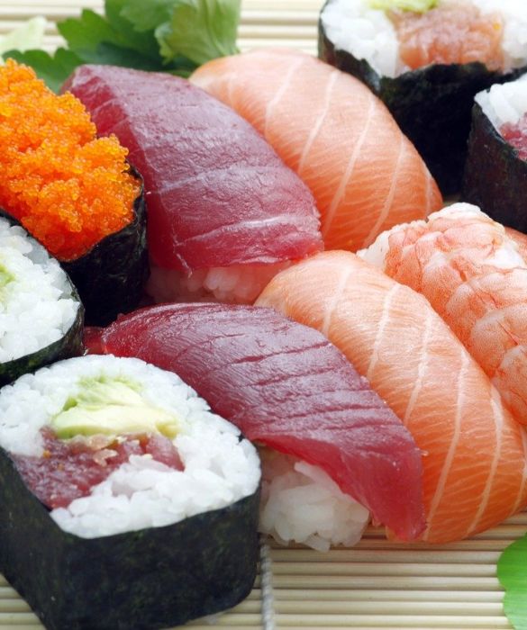 <p>Avere a disposizione una lista dei&nbsp;<strong>tipi di sushi con nomi e foto</strong>&nbsp;da fare in casa, dall&rsquo;<strong>uramaki</strong>&nbsp;ai&nbsp;<strong>nigiri</strong>, pu&ograve; essere di grande aiuto per gli appassionati della&nbsp;<strong>pietanza giapponese</strong>&nbsp;probabilmente pi&ugrave; amata al mondo.&nbsp;<strong>Cotto o crudo, senza alga, vegetariano</strong>: il sushi mette d&rsquo;accordo tutti e accontenta ogni preferenza. Se avete voglia,&nbsp;approfondite l&rsquo;argomento e, una volta per tutte, associate la giusta immagine alla ricetta dei vari tipi di sushi. Di seguito ve li illustriamo uno per uno.</p>
<p><strong>Fare il sushi a casa</strong>, oramai &egrave; alla portata di tutti. Gli&nbsp;<strong>ingredienti&nbsp;</strong>sono facilmente reperibili e i&nbsp;<strong>video tutorial</strong>&nbsp;a riguardo ci hanno facilitato di gran lunga&nbsp;la vita. Il&nbsp;<strong>sushi giapponese</strong>&nbsp;non &egrave; solo<strong>&nbsp;pesce crudo</strong>: abbiamo imparato a conoscerlo dal suo avvento in Italia anche se, ad onor di cronaca, quando sfogliamo il&nbsp;<strong>men&ugrave;</strong>&nbsp;in un<strong>&nbsp;ristorante giapponese</strong>, entriamo spesso&nbsp;in confusione. Vi spieghiamo nel dettaglio come destreggiarvi al meglio.</p>
