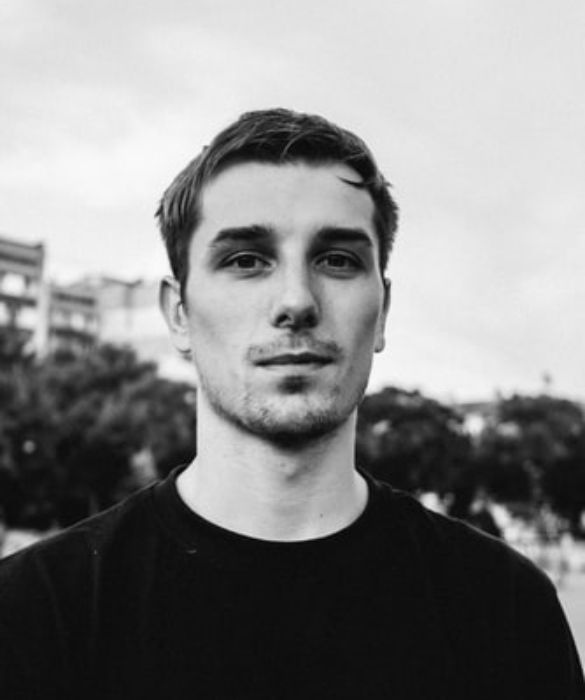 <p>Ogni tanto capita di trovare qualcuno senza turbe n&eacute; situazioni scomode che, come voi, sta solo cercando qualcuno di &ldquo;normale&rdquo; (qualunque cosa voglia dire questa parola) da amare.</p>
