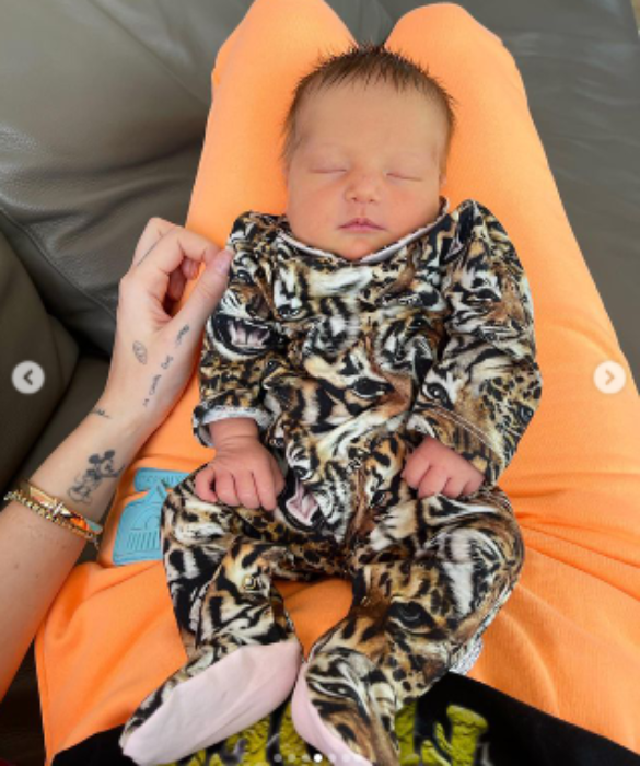 <p><em>Avremmo tanto voluto fare dei commenti - provocatori - sul fatto di aver visto fin troppo rosa tra le tutine di Baby V. (non si era detto di iniziare a smetterla con questa dicotomia tra rosa-femmina e azzurro-maschio?), ma poi abbiamo visto questo e niente. Applusi. La piccola tigre palmata ha vinto di nuovo i nostri cuori.&nbsp;</em></p>
