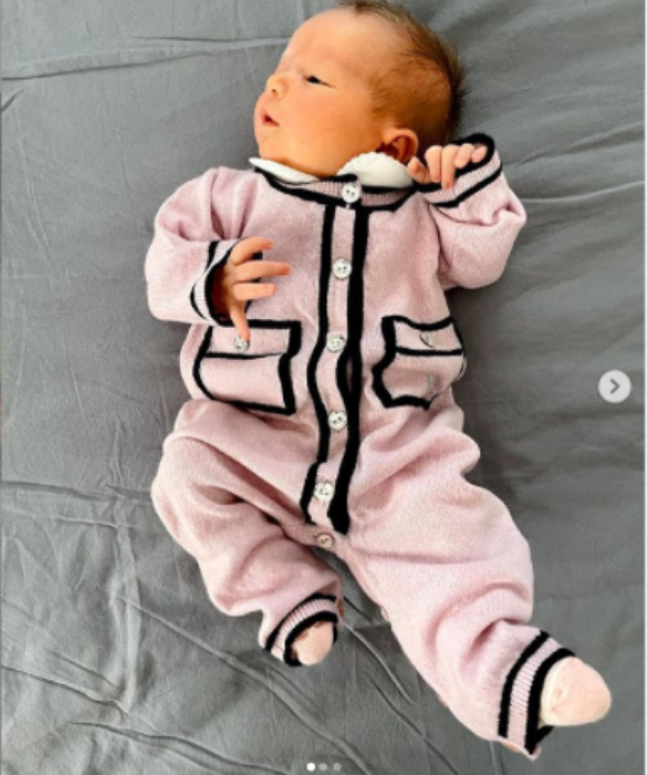 <p>La tutina rosa e nera &egrave; un omaggio ai tailleur di Coco Chanel. Un battesimo inevitabile, un incontro necessario per Baby V., che potrete gi&agrave; pre-ordinare anche voi per le vostre piccole modelle, al costo di 295 euro.</p>
