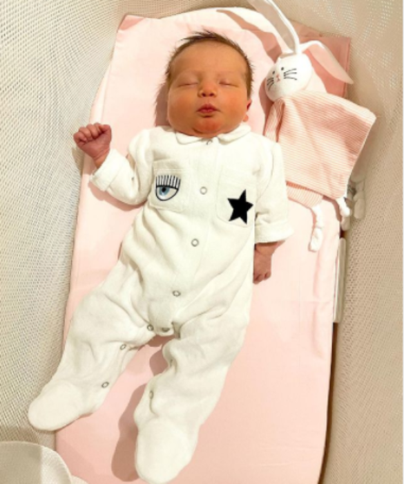 <p><em>Avete presente quando dovete farvi 50 selfie prima di decidervi a pubblicarne uno, rigorosamente con filtro in bianco e nero? Ecco, Baby V. non ne ha affatto bisogno.</em>&nbsp;</p>
