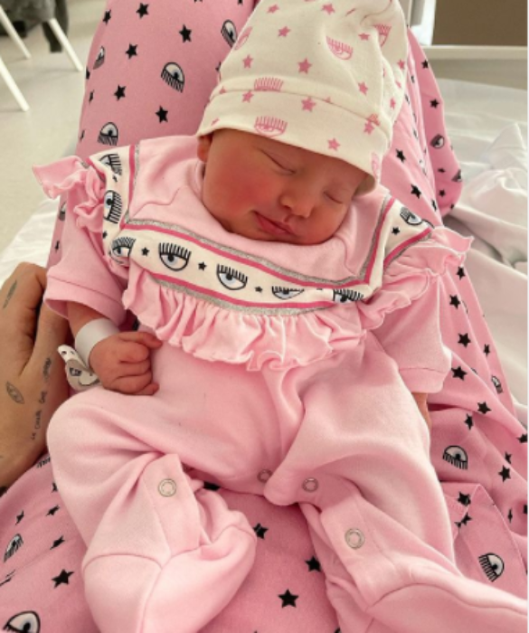 <p><em>Rosa, come i fiori di pesco. Incantevole, come un fiore in primavera. Abbinata alla perfezione alla sua mamma. Gi&agrave; in posa. E Baby V. ci regala la prima lezione di stile.&nbsp;</em></p>
