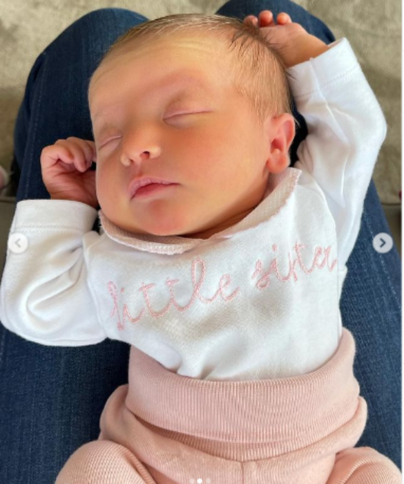 <p>Ecco: avete presente che di solito ai neonati si fanno indossare degli abiti con su scritto il loro nome? Baby V. marca subito il territorio: Little Sister, okay, ma con stile.&nbsp;</p>
