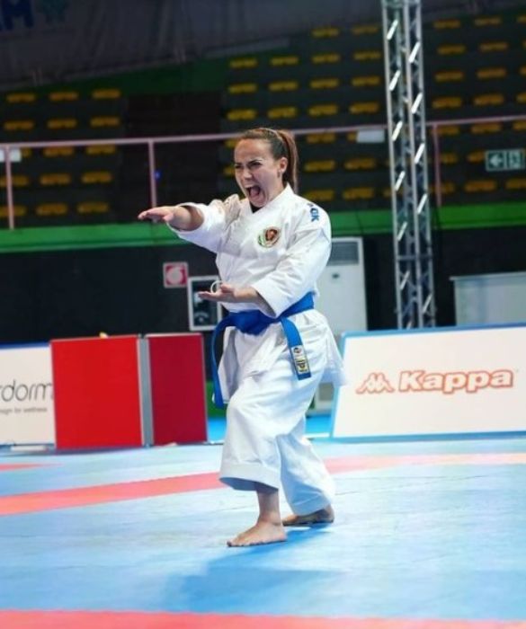 <p>Il suo sport, il <strong>karate</strong>, esordisce a Tokyo 2020 e non &egrave; stato confermato per Parigi 2024: complice l&rsquo;et&agrave; (va per i 34 anni) ora o mai pi&ugrave; per<strong> Viviana Bottaro</strong>, vicecampionessa mondiale a squadre nella specialit&agrave; <strong>kata </strong>ne 2012 e campionessa europea individuale nel 2014.</p>
