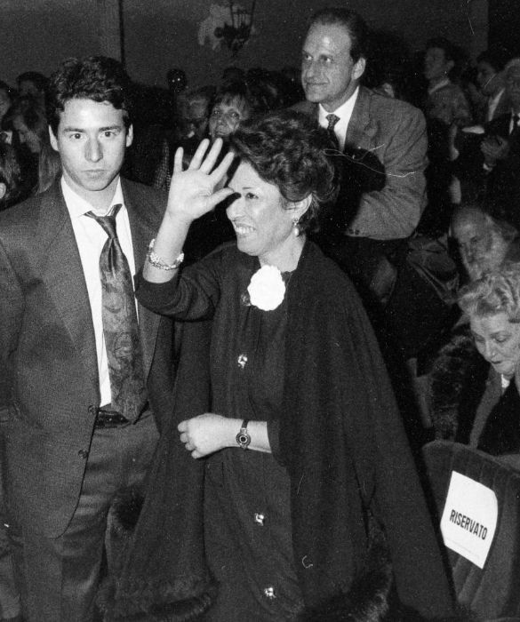 <p>Agnese &egrave; stata una delle tante vedove degli eroi morti servendo il Paese, ha vissuto anni nella memoria del marito, nella ricerca della verit&agrave;, sempre si &egrave; ispirata alla pi&ugrave; profonda fede nella giustizia e fiducia nelle istituzioni.<br />
E&rsquo; rimasta nel cuore dell&rsquo;Italia come la vedova Borsellino. Dopo la morte di suo marito, il giudice Paolo Borsellino, assassinato dalla mafia il 19 luglio del 1992, Agnese ha resistito fino ai suoi 71 anni senza mai smettere di chiedere e cercare la verit&agrave;. E&rsquo; morta con la fiducia nel cuore e auspicando giustizia.<br />
Paolo e Agnese diventarono marito e moglie il 23 dicembre 1968. Dal loro matrimonio sono nati tre figli: Lucia, Manfredi e Fiammetta. Agnese &egrave; lungamente stata la loro mamma &ldquo;da sola&rdquo; sorretta dalla memoria nobile di un padre e marito che ha messo la legalit&agrave; davanti a tutto.<br />
Agnese Piraino Leto&nbsp;&egrave; una mamma a cui ispirarsi: &egrave; morta senza rinunciare alla ricerca della verit&agrave; e nel suo nome ha educato tre figli illuminati da un profondo senso di giustizia e onest&agrave;.</p>

