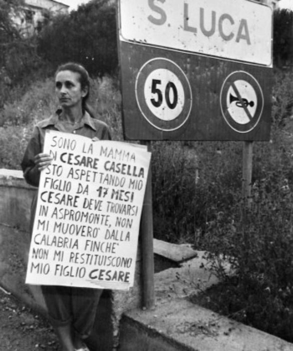 <p>Correva l&rsquo;anno 1988, l&rsquo;Italia non conosceva ancora il potere del web. Le notizie non potevano diffondersi con la velocit&agrave; che oggi pu&ograve; dare loro la condivisione in rete, ma il mondo conosceva gi&agrave; il sapore della violenza e della sopraffazione.&nbsp;<br />
Il 30 gennaio 1988 il virus della violenza e della sopraffazione, della cupidigia e dell&rsquo;odio anim&ograve; anche il rapimento di Cesare Casella.<br />
Mamma Angiolina fece di se stessa lo strumento perch&eacute; il nome di Cesare passasse di bocca in bocca: nel giugno del 1989 cammin&ograve; a passi lenti ma rumorosi attraverso i paesi dell&rsquo;Aspromonte (Calabria), l&igrave; portavano le tracce del rapimento del figlio.&nbsp;<br />
Si incaten&ograve; ai cartelli stradali; dorm&igrave; in una tenda; si lasci&ograve; fotografare, baciare e avvicinare sciupata, stanca e con i capelli stetti sul capo a scoprire il viso sofferente; scrisse a mano slogan di denuncia; protest&ograve; con umano dolore e mosse a compassione un intero paese.<br />
Nelle piazze di Plat&igrave; e San Luca ruppe ogni omert&agrave;, accolse la solidariet&agrave; delle madri del sud e i giornali per primi la chiamarono &ldquo;Mamma coraggio&rdquo;.<br />
Angiolina Montagna &egrave; una mamma a cui ispirarsi: lei riottenne l&rsquo;abbraccio di suo figlio e proprio da quell&rsquo;abbraccio noi traiamo, ancora oggi e per sempre, la testimonianza della forza fiera delle madri.</p>
