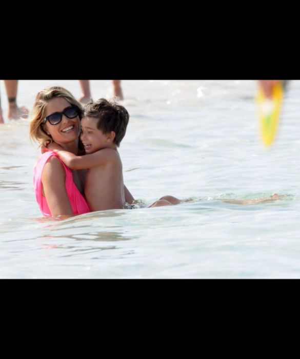 <p>Elena Santarelli ha combattuto con il male pi&ugrave; oscuro e peggiore per una mamma: il figlio Giacomo &egrave; stato un guerriero oncologico e ha vinto contro il tumore.&nbsp;<br />
La showgirl ha avuto il coraggio di portare all&rsquo;attenzione di tutti la ferocia dei tumori infantili che, nella loro rarit&agrave;, affliggono ogni anno circa 1600 bambini tra gli 0 e i 15 anni.<br />
Giacomo &egrave; cambiato nel corpo, Elena lo ha visto patire e lottare; &egrave; mutato nello spirito e ha dovuto fare appello a tutta la sua forza di vivere, Elena &egrave; cambiata con lui; insieme sono diventati due guerrieri e si sono schierati dalla parte della ricerca solidale, umana, viva.&nbsp;<br />
Elena Santarelli ha fatto della sua esperienza motivo di lotta e oggi sostiene l&rsquo;<strong><a href=