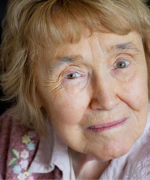 <p>Lorna &egrave; una donna di scienza ma ispirata dal cuore, fu mamma di una bambina autistica,&nbsp;Susie. Quando sua figlia ricevette la diagnosi di Autismo la scienza era ancora incerta, le conoscenze non ancora radicate n&eacute; approfondite dall&rsquo;esperienza, ma Lorna, medico di professione, non si arrese e con la forza del cuore e l&rsquo;energia dell&rsquo;ingegno si cal&ograve; profondamente nella ricerca sui disturbi dello sviluppo.&nbsp;<br />
Insieme ad altri genitori di bambini autistici diede vita alla&nbsp;National Autistic Society nel Regno Unito, correva il non lontanissimo anno&nbsp;1962.<br />
Grazie allo sforzo di Lorna Wing il mondo scientifico accolse tra i disturbi dello sviluppo la&nbsp;sindrome di Asperger, vicina ma non uguale all&rsquo;autismo. Nel 1981 Lorna pubblic&ograve; uno studio completamente dedicato a questa variante dell&rsquo;autismo e nel 1996&nbsp;&nbsp;firm&ograve; un testo dedicato agli ASD, i Disturbi dello Spettro Autistico.<br />
Lorna Wing &egrave; una mamma a cui ispirarsi: ha unito cuore e mente; ha fuso la sua professione nel ruolo di madre e cucito il suo ruolo di madre sulla professione medica; ha amato senza considerare la fatica e il dolore e grazie a tutto questo ha dimostrato al mondo che gli occhi di una mamma sanno guardare anche oltre il conosciuto.&nbsp;</p>
