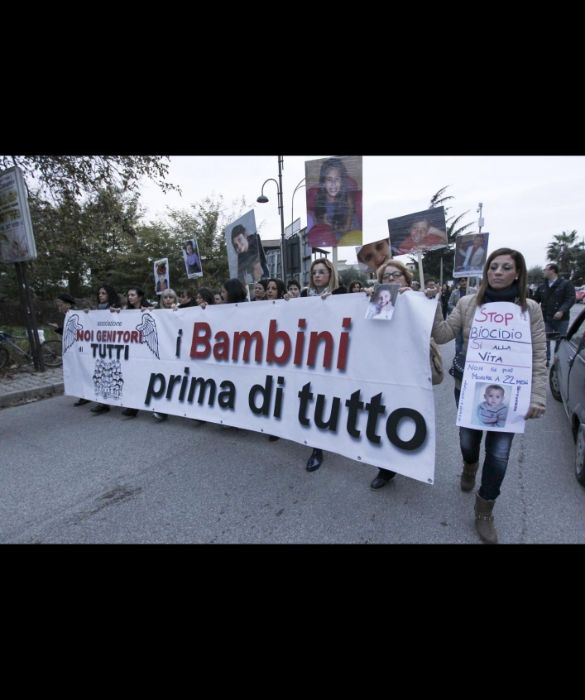 <p><em>&ldquo;Signora la sindrome di suo figlio &egrave; infausta&rdquo;</em>, dicono i medici dinnanzi a bimbi come quelli che si ammalano in aree ad alto inquinamento. Intanto i genitori sentono il cuore infrangersi contro la morte.&nbsp;<br />
La terra dei fuochi &egrave; malata e ammala i suoi bambini; avvelena e uccide quelli che avrebbero voluto e dovuto semplicemente vivere e diventare il futuro della loro stessa &ldquo;maledetta terra&rdquo;.&nbsp;<br />
Le mamme della terra dei fuochi sono mamme di angeli e guerrieri e la colpa delle loro sofferenze sta nascosta tra i tanti e tanti rifiuti tossici interrati, occultati e poi vomitati in un tristemente noto &ldquo;triangolo della morte&rdquo; dove, prima ancora, le discariche a cielo aperto sono state spesso trasformate in roghi tossici.&nbsp;<br />
<strong>Tutte le mamme della terra dei fuochi sono madri a cui ispirarsi</strong>: hanno visto soffrire i loro bambini, hanno toccato il dolore e sentito la morte, hanno fatto i conti con l&rsquo;indifferenza, hanno sopportato il peso di quella violenza che &egrave; entrata nelle viscere della loro terra. Eppure non crollano! Combattono facendo di ogni bambino coinvolto in questo disastro ambientale il proprio bambino.</p>
